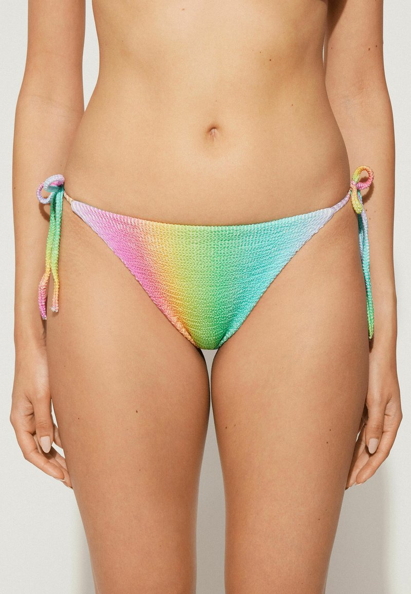 Pletené bikiny s bočními šňůrkami. Funkce gradientu pastelových barev: růžová, oranžová, žlutá, zelená a modrá. Texturovaná látka.