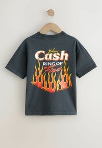 Černé bavlněné tričko s grafikou s textem "Johnny Cash" a vzorem červenooranžových plamenů, krátké rukávy a kulatý výstřih.