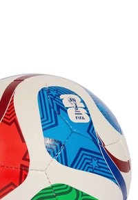 Witte voetbal met rode, blauwe en groene geometrische patronen. Bevat het FIFA-logo en sterontwerpen in een glanzende textuur.