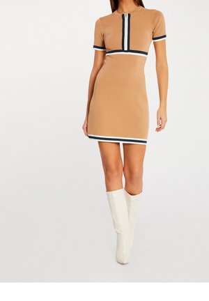 Korte jurk met korte mouwen in beige met een ritssluiting bij de hals, voorzien van marineblauwe en witte strepen aan de mouwen en zoom; aansluitende pasvorm.