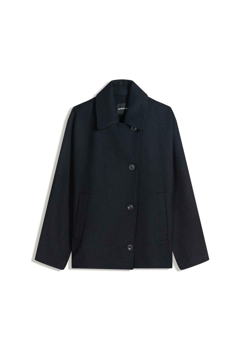 Palton din lână de culoare bleumarin închis, cu guler tăiat, deschidere cu nasturi, două buzunare laterale și croială lejeră. Textură netedă și design minimalist.