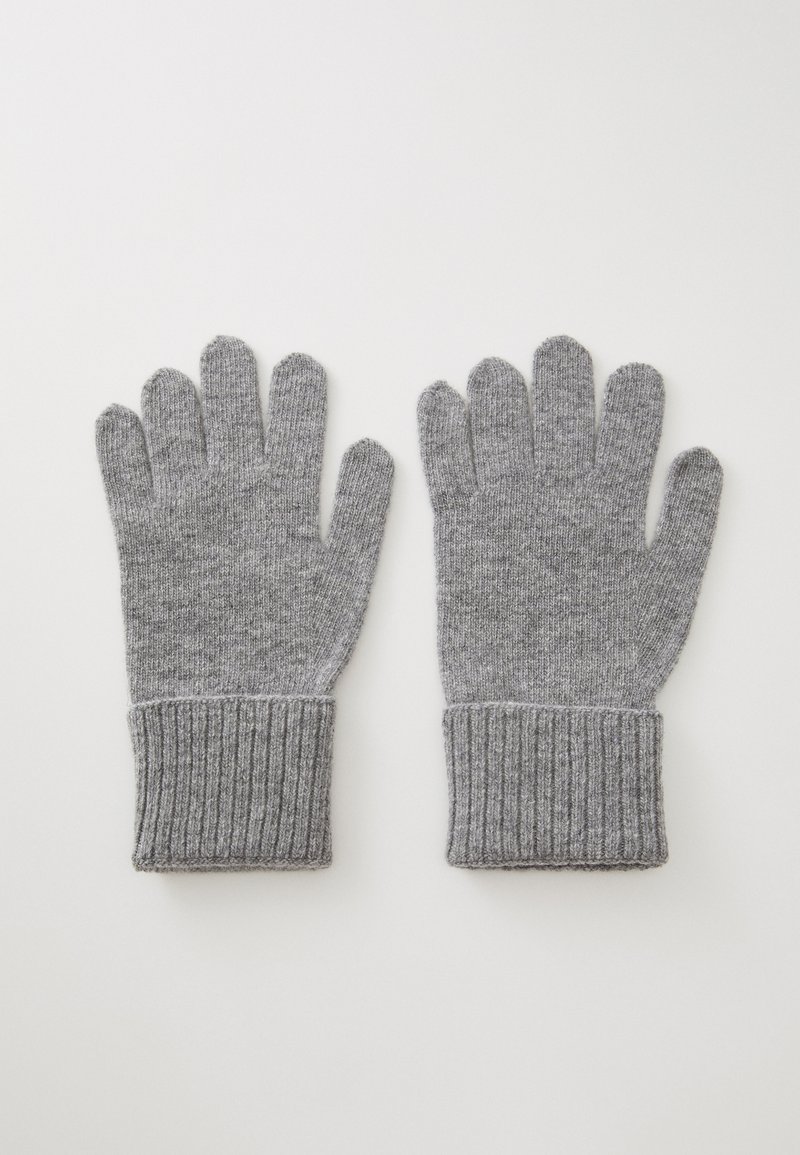 Par rukavice od sive pletene vune s rebrastim rubovima položene ravno na bijeloj površini.