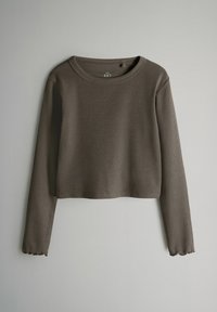 Brązowa, prążkowana bluzka z długim rękawem, z okrągłym dekoltem i falbaniastymi mankietami, wykonana z miękkiego materiału, zaprojektowana w dopasowanej sylwetce.