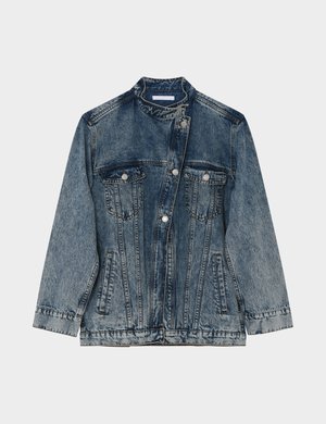 Veste en denim avec lavage délavé, col haut, devant asymétrique à boutons-pression, deux poches poitrine à rabat et deux poches latérales passepoilées.