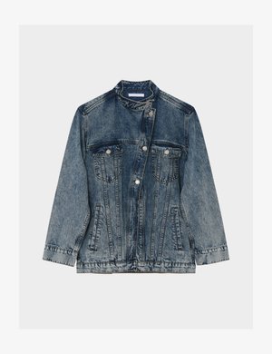 Veste en denim avec lavage délavé, col haut, devant asymétrique à boutons-pression, deux poches poitrine à rabat et deux poches latérales passepoilées.