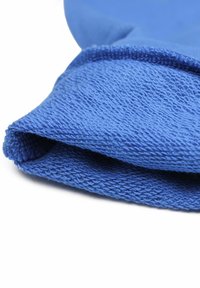 Gant en tissu bleu avec une surface texturée et tissée. Le poignet est replié, créant un aspect superposé, et le matériau semble durable et flexible.