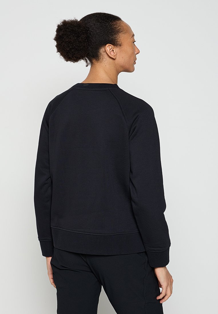 Schwarzer Pullover mit Rundhalsausschnitt, Raglanärmeln und abgerundetem Saum, aus weichem Stoff mit sichtbaren Nähten.