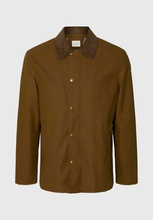 Veste marron pour homme avec col en velours côtelé et fermeture à boutons-pression sur un fond gris clair.