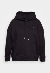 Sudadera con capucha negra hecha de una mezcla de algodón. Cuenta con un bolsillo tipo canguro en la parte frontal, cordones con puntas de metal y un pequeño logo en el pecho.