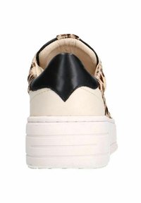 Sneaker met een zwarte leren hielkap, een beige textuur bovenmateriaal met dierenprint en een dikke witte platformzool.