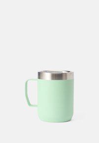 Taza verde menta con tapa y asa de acero inoxidable. Superficie de textura suave con un fondo cónico para mayor estabilidad.