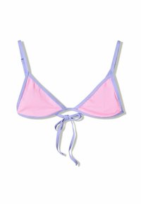 Haut de bikini triangle en tissu à côtes rose avec des bordures lavande et des bretelles ajustables à nouer. Texture lisse avec un design simple.