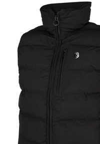 Schwarze Pufferjacke mit hohem Kragen, Frontreißverschluss und einer Reißverschlusstasche auf der Brust mit Logodetail. Glatte Textur und gestepptes Design.