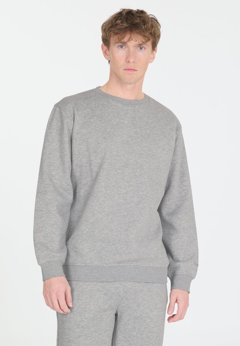 Grå sweatshirt lavet af bomuldsblanding, med rund hals, lange ærmer, ribbede manchetter og en afslappet pasform. Velegnet til afslappet brug.