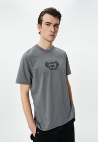 Koton - T-shirt z nadrukiem