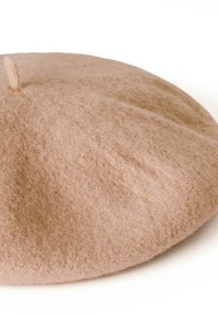 Berretto in feltro rosa, forma rotonda, texture morbida, presenta una piccola linguetta sulla parte superiore ed è liscio con lievi variazioni di intensità del colore.