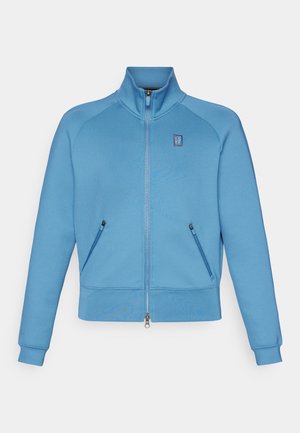 Sudadera azul con cremallera hecha de una tela suave, que presenta un cuello alto, dos bolsillos laterales y puños de canalé en las mangas y en la parte inferior.