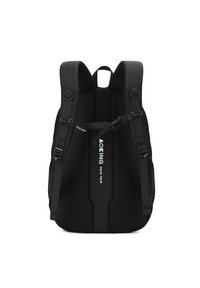 Zaino nero con spallacci ergonomici imbottiti, inserti in rete e finitura liscia. Presenta un logo bianco prominente sul pannello anteriore.