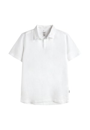 Polo blanc à manches courtes avec col et patte de boutonnage partielle, posé à plat sur un fond blanc.