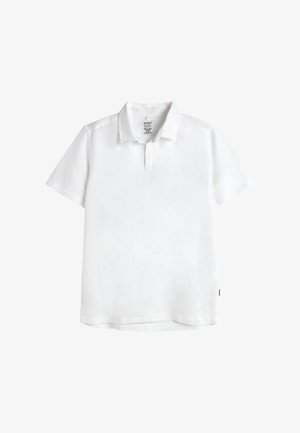 Polo blanco de manga corta con cuello y tapeta parcial de botones, colocado plano sobre un fondo blanco.