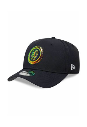 Schwarze Baseballkappe mit glänzendem Chelsea Football Club-Logo auf der Vorderseite und einem auf der Seite aufgestickten New Era-Logo.