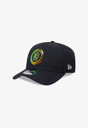 Schwarze Baseballkappe mit glänzendem Chelsea Football Club-Logo auf der Vorderseite und einem auf der Seite aufgestickten New Era-Logo.