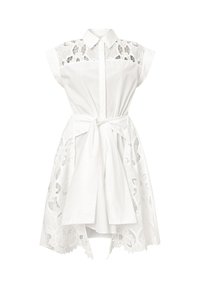 Weißes Kleid mit durchgehender Knopfleiste, kurzen Ärmeln und Spitzenverzierung am Oberkörper und Rock. In der Taille mit einem passenden Band gebunden.