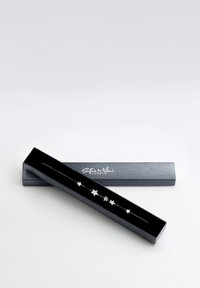 Bracciale con stelle in argento in una scatola rettangolare nera, con cinque charm a forma di stella e un piccolo elemento decorativo, su uno sfondo chiaro.