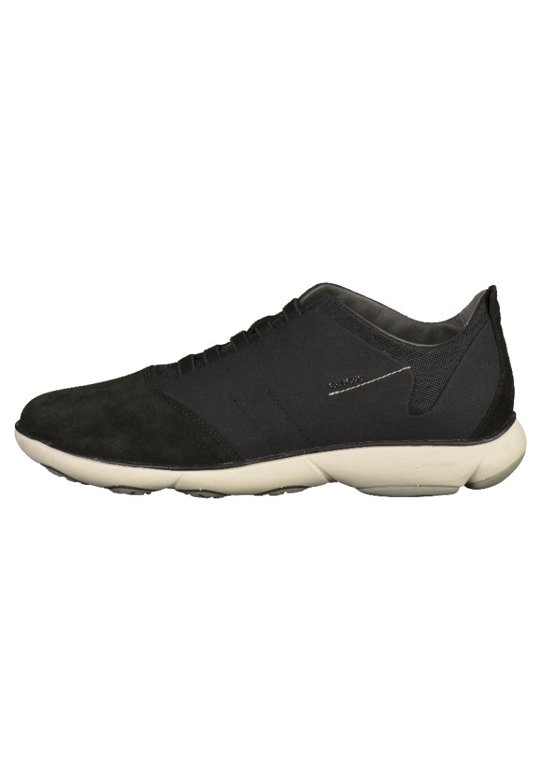 Scarpe sportive nere realizzate in suede e tessuto, con un design elegante, punta tonda e suola in gomma bianca con dettagli di cucitura minimi.