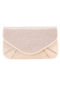 Béžové psaníčko s texturovaným, třpytivým klopou a měkkým, semišovým tělem. Má řasené detaily a zlaté zapínání na cvok.