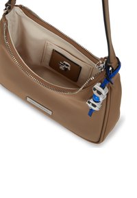 TAN-nahast nailonkott, millel on lukuga pealiskate, sisemine tasku, hõbedast riistvara ja sinine aksent rihmal, mis on kaunistatud väikeste dekoratiivsete kujude abil.