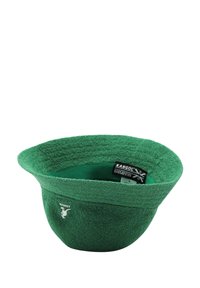 Grüner Kangol-Hut aus strukturiertem Material, mit einer breiten Krempe, runden Krone und einem gewebten Etikett mit Markenlogo.