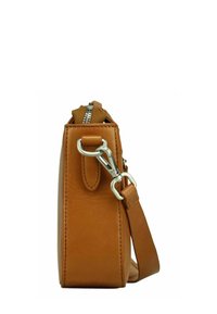 Borsa in cuoio marrone chiaro con forma rettangolare, cerniera argentata e manico rimovibile. Texture liscia, hardware minimale e senza motivi visibili.