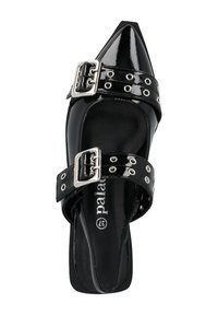 Infradito in pelle lucida nera con punta affusolata, doppie cinghie regolabili, hardware in metallo argentato e dettagli decorativi con occhielli.