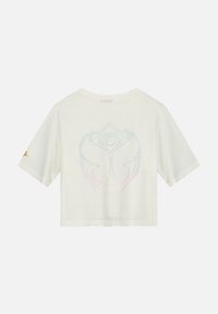 Korte witte t-shirt van katoen, met een pastelkleurig logo ontwerp op de achterkant en een klein gouden accent op de mouw.
