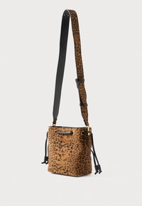 Borsa a secchiello con motivo leopardato in finta pelliccia marrone e nera, dotata di spallaccio regolabile nero e hardware in tono oro per la chiusura.