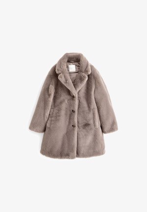 Manteau en fausse fourrure taupe clair, doté d'un col cranté, de quatre boutons et de deux poches latérales. Texture douce, manches longues et coupe mi-longue.