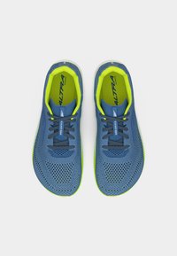 Ζευγάρι από μπλε και νέον πράσινα αθλητικά παπούτσια από δίχτυ με μαύρα κορδόνια, απεικονιζόμενα από πάνω σε λευκό φόντο.