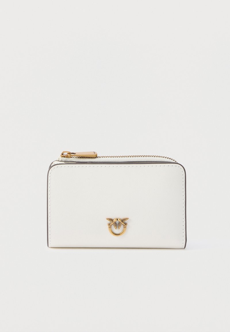 Λευκό ορθογώνιο πορτοφόλι με χρυστό φερμουάρ και ένα μικρό χρυσό έμβλημα με δύο πουλιά που κοιτάζουν το ένα το άλλο στο εμπρόσθιο μέρος.