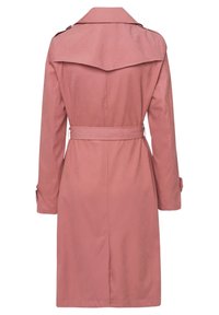 Lang støvet lyserød trenchcoat med bælte, ryggående yoke, lange ærmer og knapdetaljer på manchetterne og skuldrene.