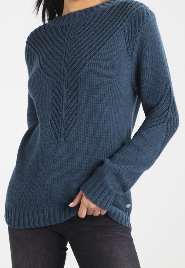 Pull bleu tricoté avec un motif texturé à rayures sur les épaules et des manches longues. Ourlet et poignets côtelés, avec un petit détail logo.