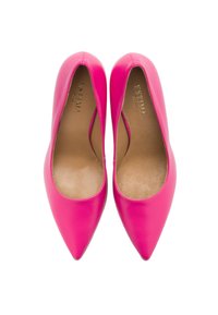 Jasnoróżowe skórzane szpilki z wysmukłym noskiem i gładką teksturą. Wkładki są z beżowej skóry, z wytłoczonym logo marki w środku.