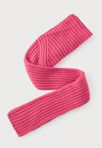 Fular tricotat în roz aprins. Prezintă o textură ribată și un design răsucit. Material moale, formă alungită și lățime uniformă.