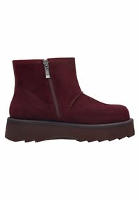 Stivaletti in suede bordeaux con cerniera laterale, punta arrotondata e una spessa suola in gomma nera con un motivo di battistrada testurizzato.