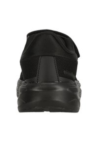 Schwarze Sportschuhe mit einem atmungsaktiven Mesh-Obermaterial und einer gepolsterten Sohle, mit einem schlanken, abgerundeten Rücken und dezenten Branding-Details.
