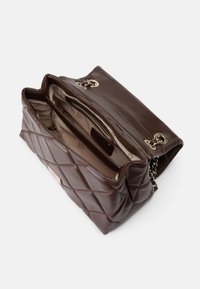 Braune, gesteppte Ledertasche mit einer Ketten-Schulterriemen, die über ein geräumiges Innenleben und eine Innentasche verfügt, mit einem logo in goldfarbener Ausführung.