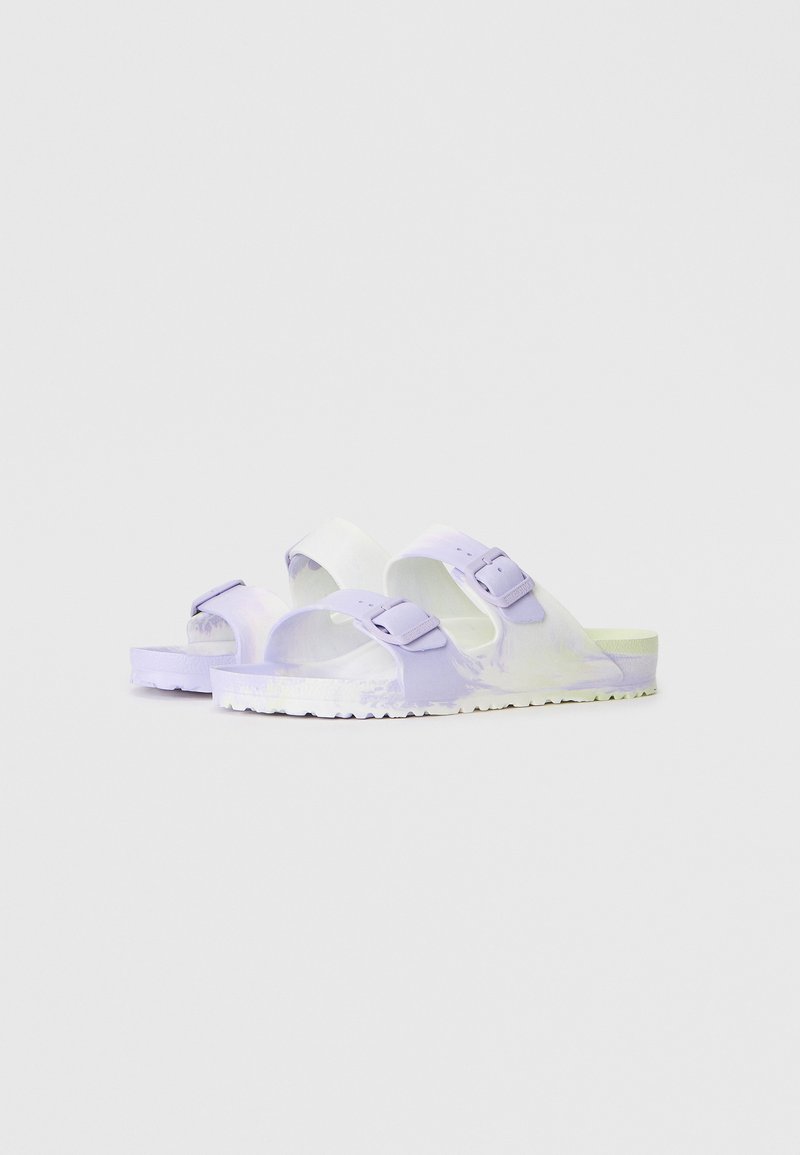 Lila und weiße Sandalen mit zwei Riemen, verstellbaren Schnallen, strukturiertem Außensohle und einem leichten Farbverlaufseffekt auf den Riemen.