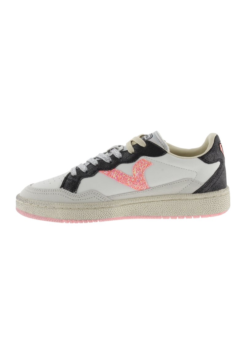 Sneaker bianco in pelle con accenti neri, logo in glitter rosa e suola testurizzata. Presenta lacci grigi e colletto imbottito per il comfort.