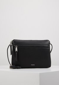 Bolso bandolera de cuero negro con acabado texturizado, que cuenta con un compartimento principal con cremallera, un bolsillo frontal con cremallera y correa ajustable.