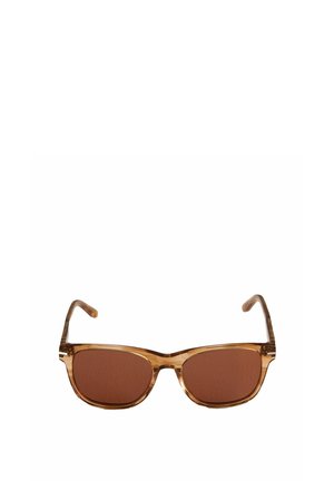 Bruine doorschijnende rechthoekige zonnebril met licht gebogen veren en bijpassende bruine glazen op een witte achtergrond.